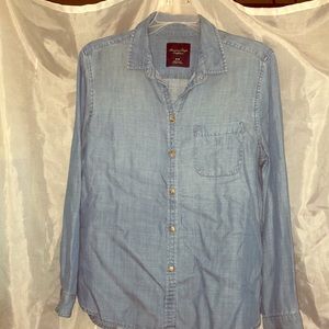 American Eagle button down shirt size: M